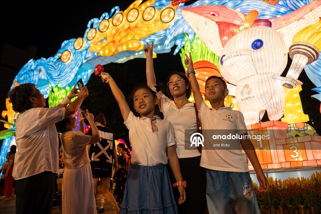 أضواء وفوانيس.. غونجو الصينية تحتفل بمهرجان منتصف الخريف