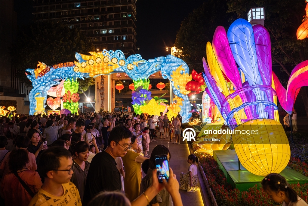 أضواء وفوانيس.. غونجو الصينية تحتفل بمهرجان منتصف الخريف