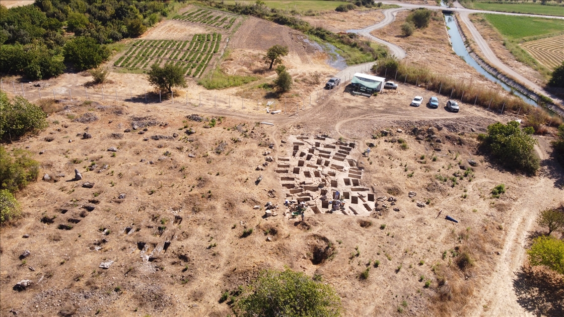 Archaeologists discover 60 tombs dating back 2,200 years in Western Türkiye