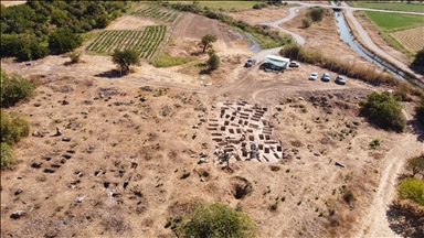Archaeologists discover 60 tombs dating back 2,200 years in Western Türkiye
