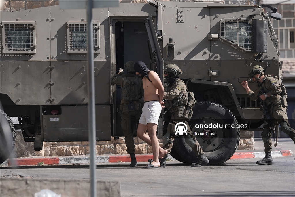 İsrail güçleri, El-Bire kentine baskın düzenledi