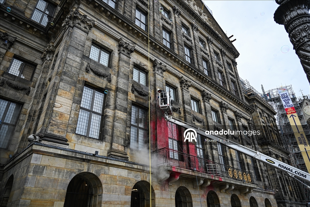 Amsterdam Kraliyet Sarayı’na Filistin yanlısı protestoda kırmızı boya atıldı