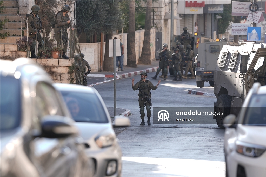 İsrail güçleri, El-Bire kentine baskın düzenledi