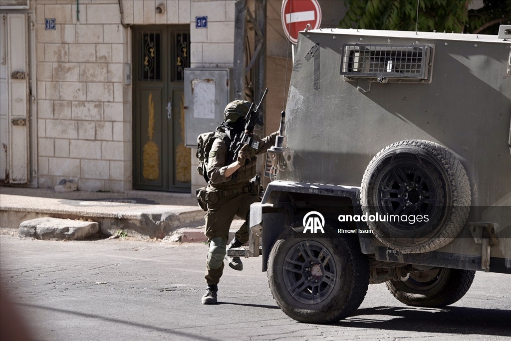 İsrail güçleri, El-Bire kentine baskın düzenledi