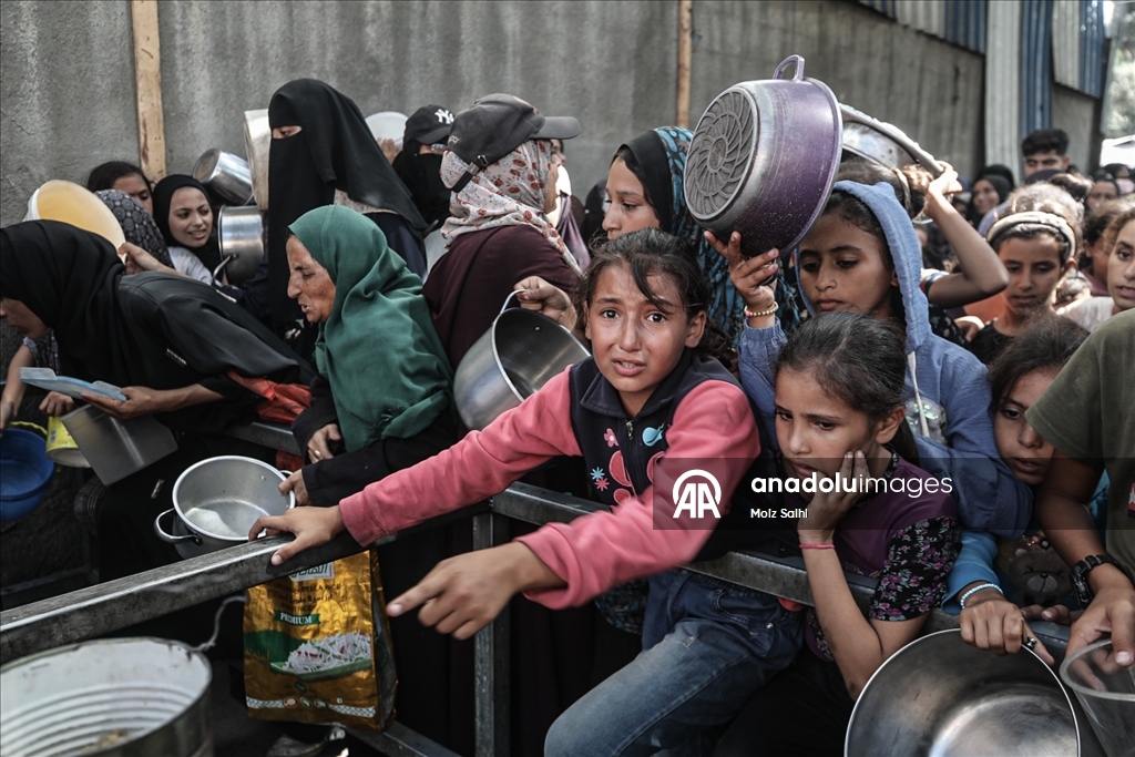 İsrail'in açlığa mahkum ettiği Gazze'de Filistinlilere yemek dağıtıldı