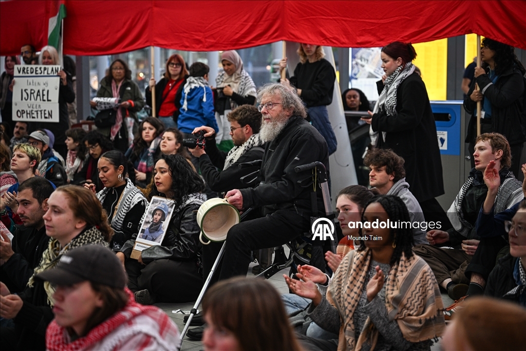 Hollanda'nın Utrecht kentinde insanlar Filistin'e destek gösterisi düzenledi