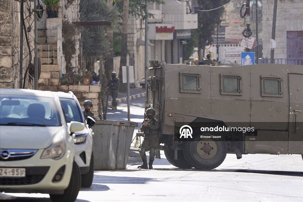 İsrail güçleri, El-Bire kentine baskın düzenledi