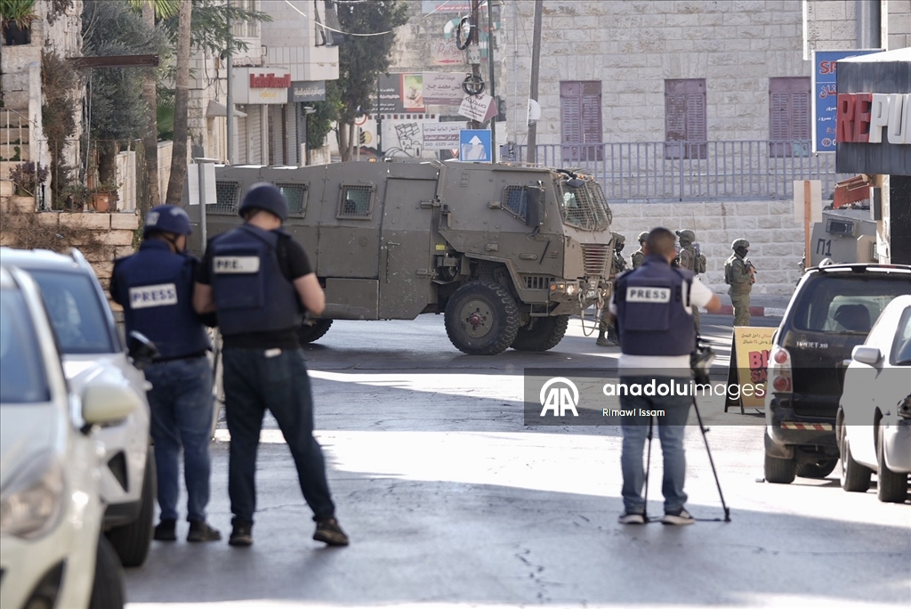 İsrail güçleri, El-Bire kentine baskın düzenledi