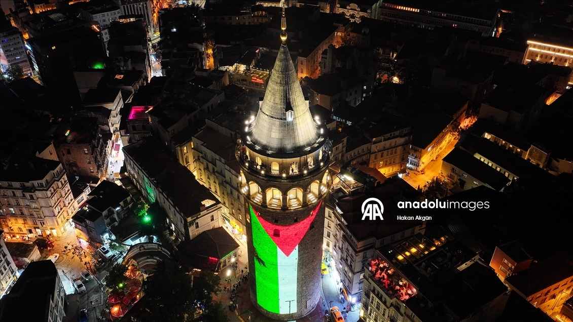 Galata Kulesi'ne Filistin bayrağı yansıtıldı