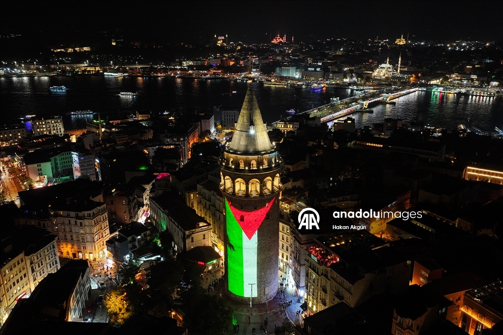 Galata Kulesi'ne Filistin bayrağı yansıtıldı