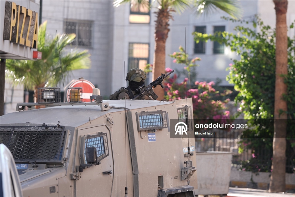 İsrail güçleri, El-Bire kentine baskın düzenledi