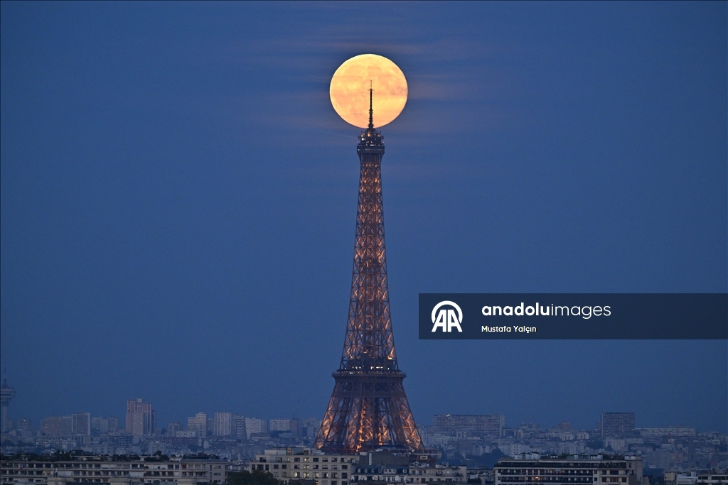 Full Harvest Supermoon rises in Paris