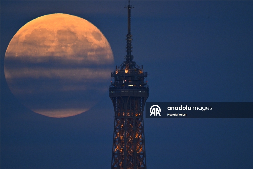 Full Harvest Supermoon rises in Paris