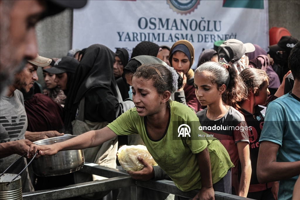 İsrail'in açlığa mahkum ettiği Gazze'de Filistinlilere yemek dağıtıldı