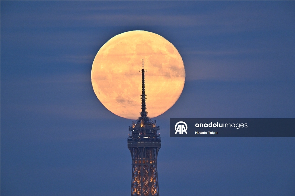 Full Harvest Supermoon rises in Paris