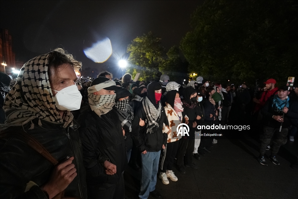 Berlin'de bir araya gelen Filistin yanlısı göstericilere polis müdahalesi