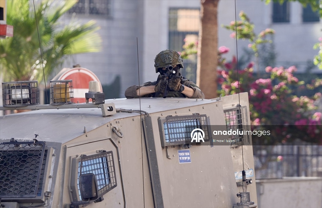 İsrail güçleri, El-Bire kentine baskın düzenledi