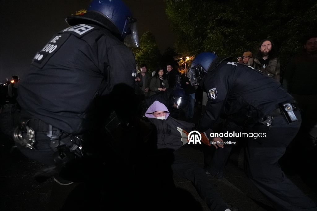 Berlin'de bir araya gelen Filistin yanlısı göstericilere polis müdahalesi