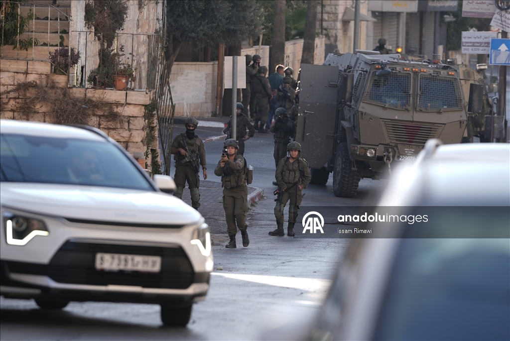 İsrail güçleri, El-Bire kentine baskın düzenledi