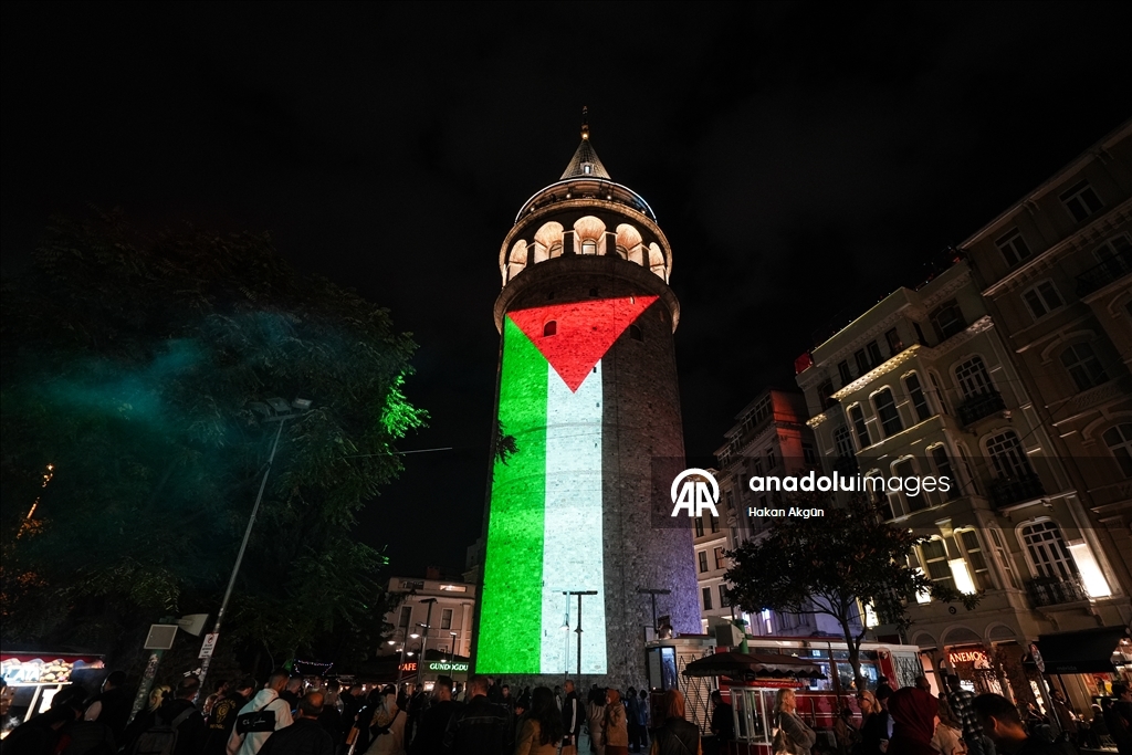 Galata Kulesi'ne Filistin bayrağı yansıtıldı