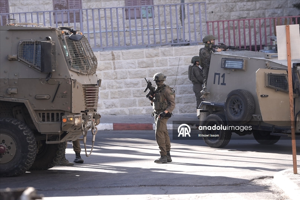 İsrail güçleri, El-Bire kentine baskın düzenledi