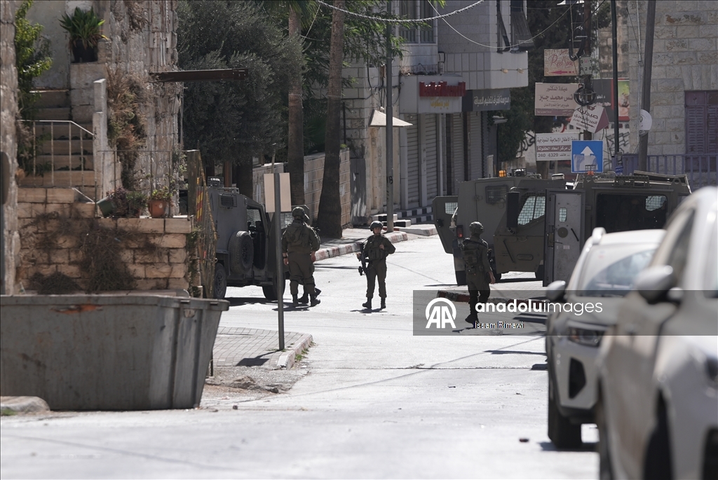 İsrail güçleri, El-Bire kentine baskın düzenledi