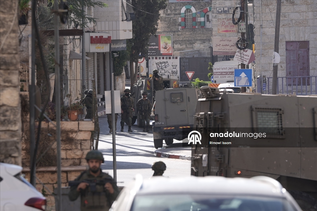 İsrail güçleri, El-Bire kentine baskın düzenledi