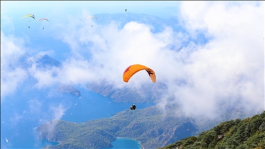 Çinli turistler "Altın Hafta" tatilinde Babadağ'da yamaç paraşütü uçuşlarını artırdı