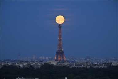 Full Harvest Supermoon rises in Paris