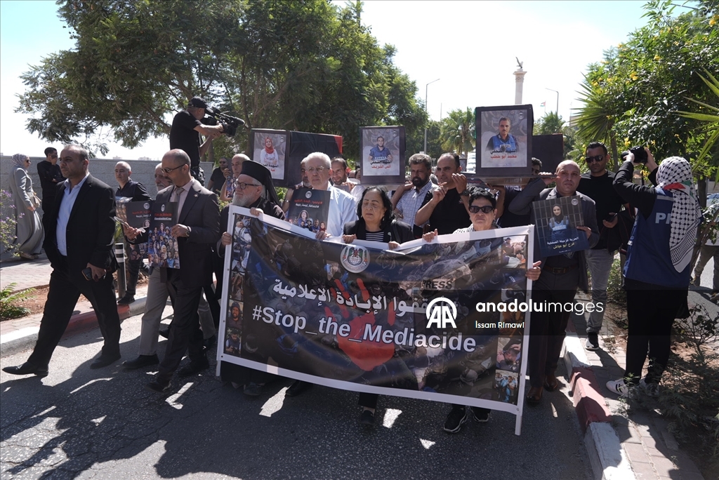 Palestinian journalists in Ramallah protest Israel's attacks on journalists in Gaza