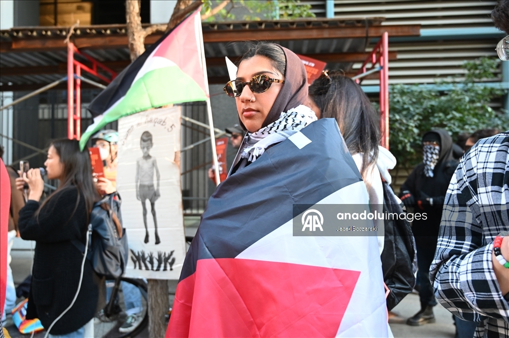 Protesters gather outside the Israeli consulate Chicago