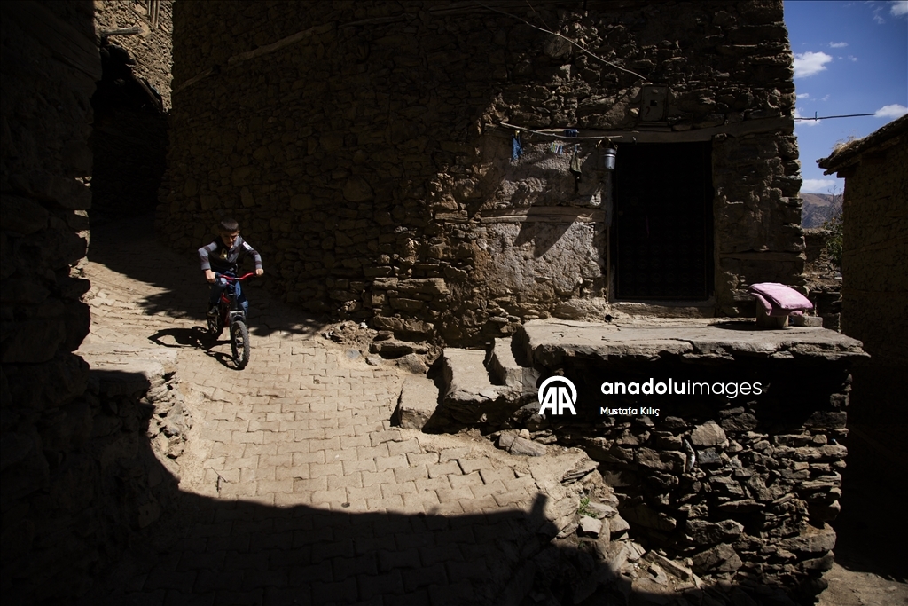 Bitlis’in Hizan ilçesinde yüzyıllara meydan okuyan taş evler