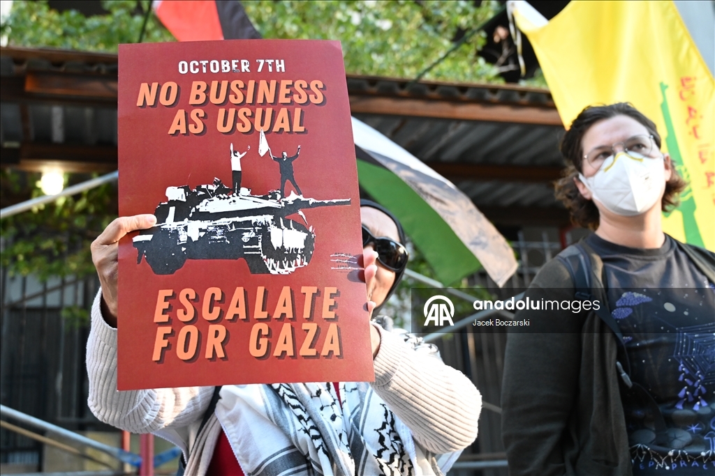 Protesters gather outside the Israeli consulate Chicago