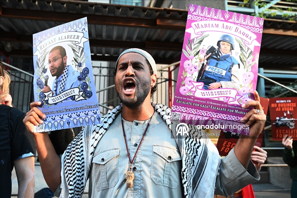Protesters gather outside the Israeli consulate Chicago