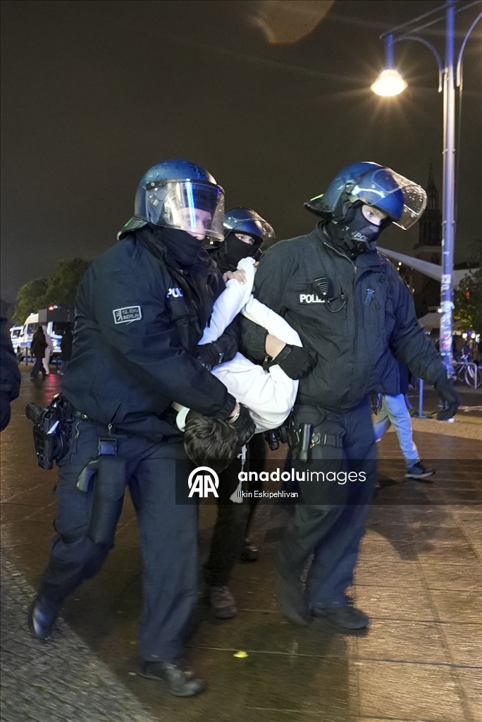 Берлин: полиция жестко разогнала акцию в поддержку Палестины