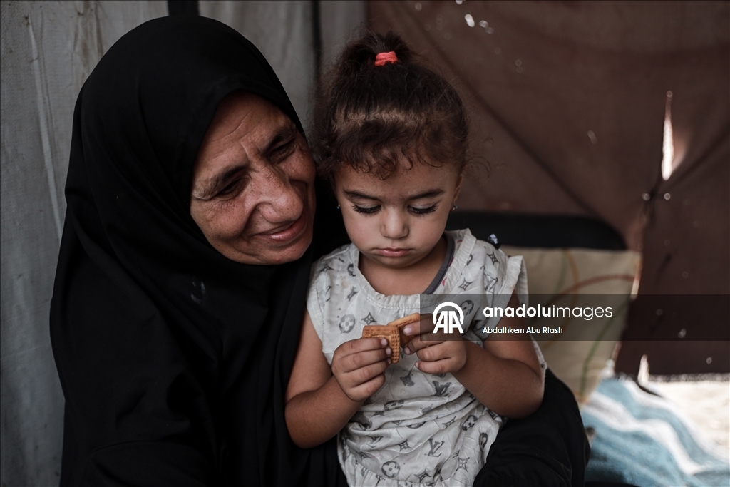 İsrail saldırısında anne ve babasını kaybeden küçük Misk, hayata tutunmaya çalışıyor