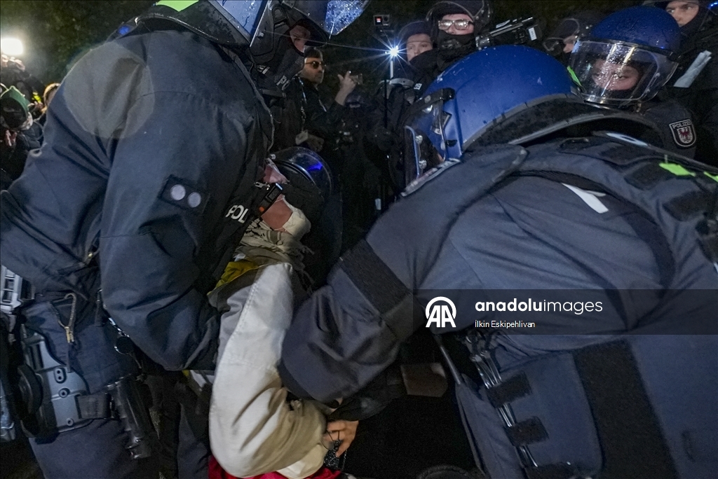 Берлин: полиция жестко разогнала акцию в поддержку Палестины