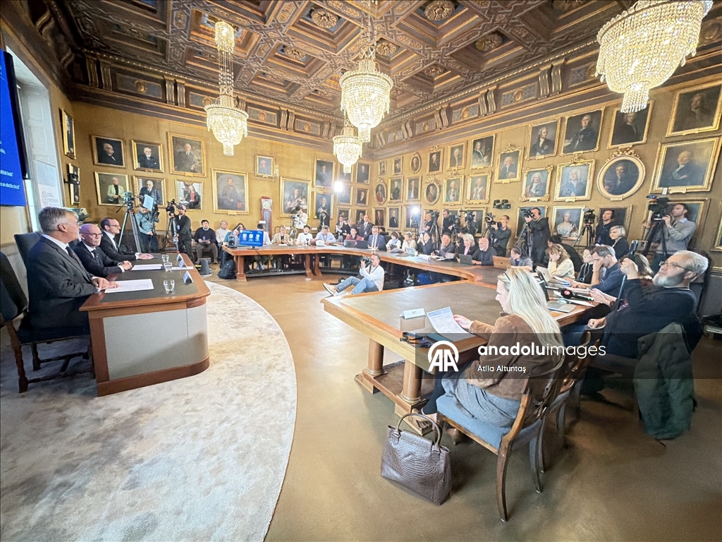 بريطاني وفرنسي وأمريكي يتقاسمون جائزة نوبل للفيزياء 2025