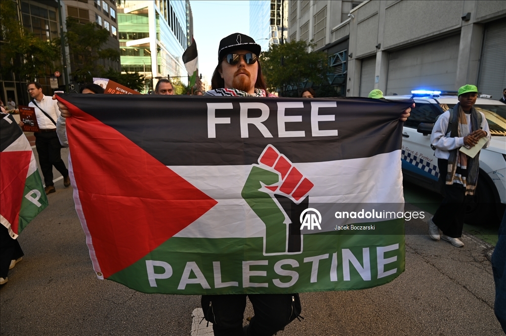 Protesters gather outside the Israeli consulate Chicago