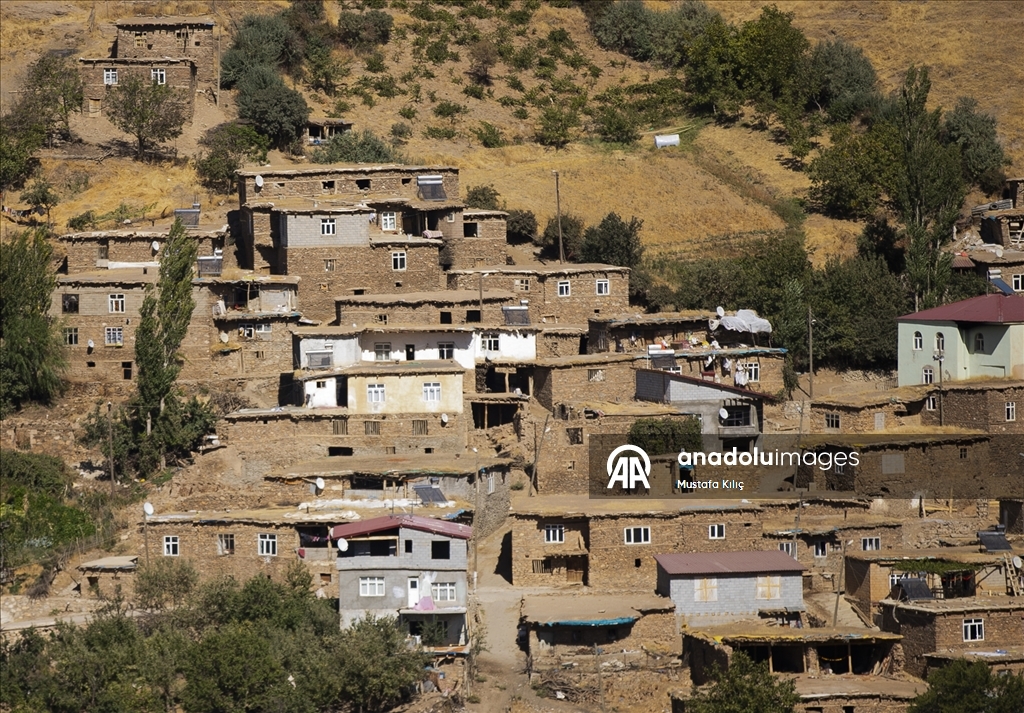 Bitlis’in Hizan ilçesinde yüzyıllara meydan okuyan taş evler