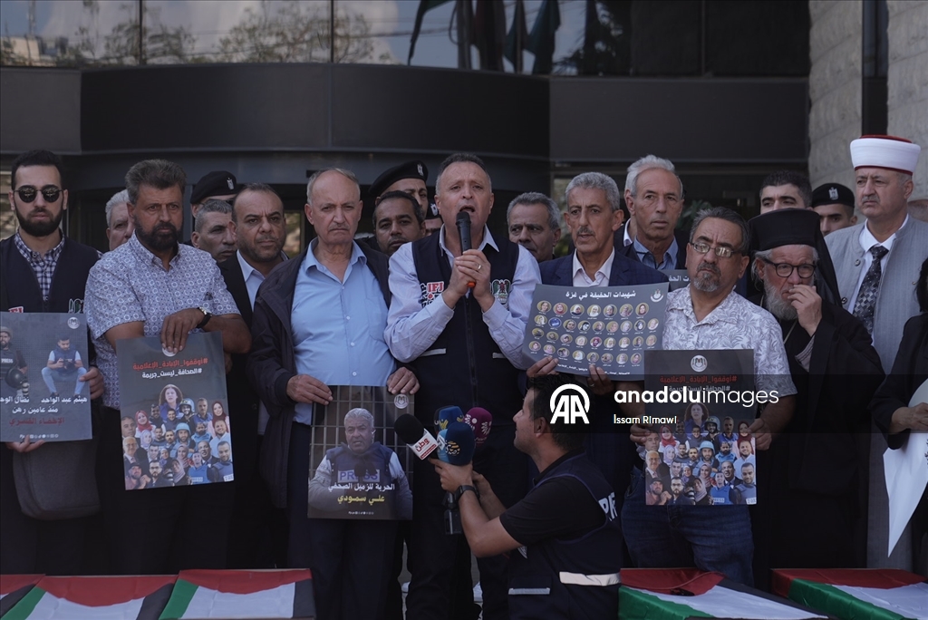 Palestinian journalists in Ramallah protest Israel's attacks on journalists in Gaza