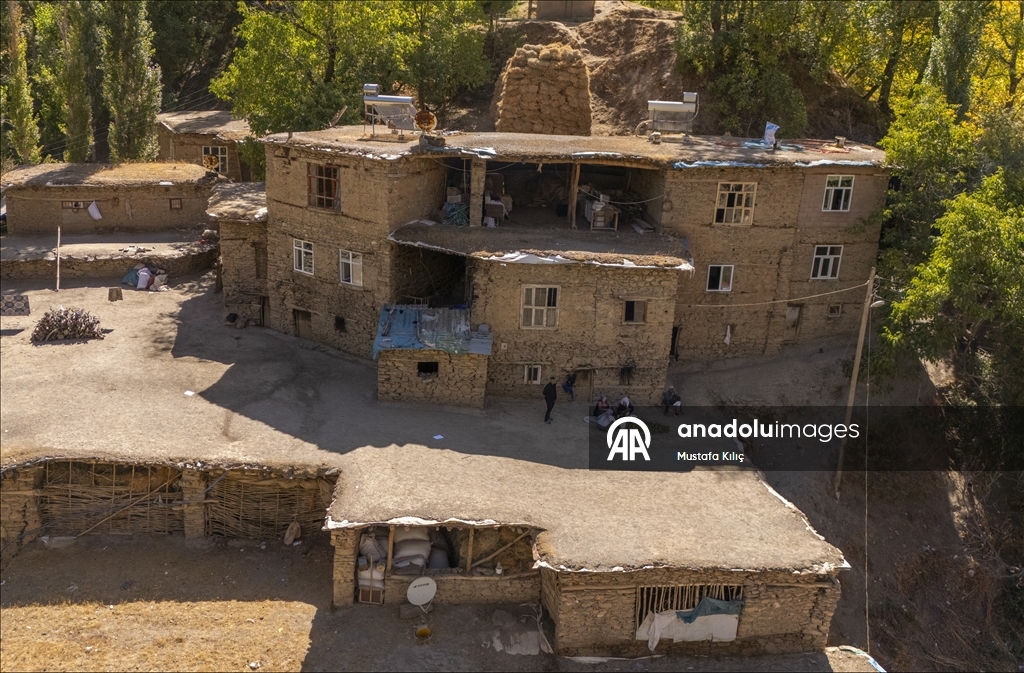 Bitlis’in Hizan ilçesinde yüzyıllara meydan okuyan taş evler