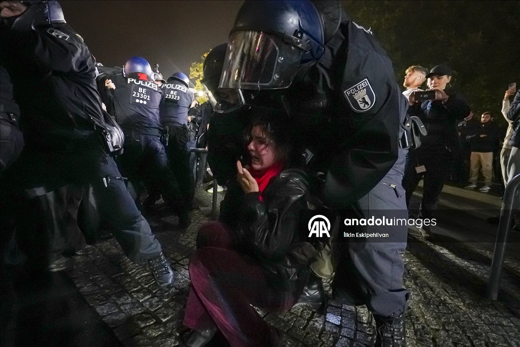 Police intervention against pro-Palestinian demonstrators gathered in Berlin