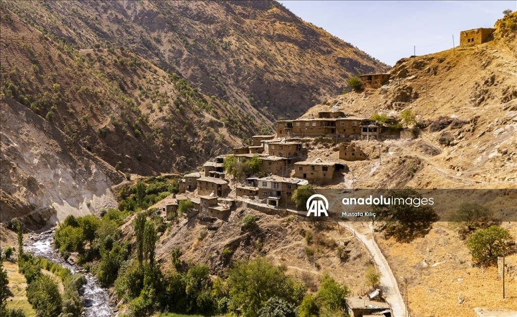 Bitlis’in Hizan ilçesinde yüzyıllara meydan okuyan taş evler
