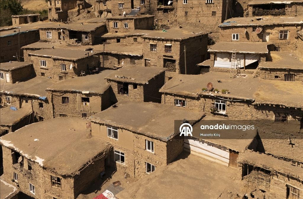 Bitlis’in Hizan ilçesinde yüzyıllara meydan okuyan taş evler