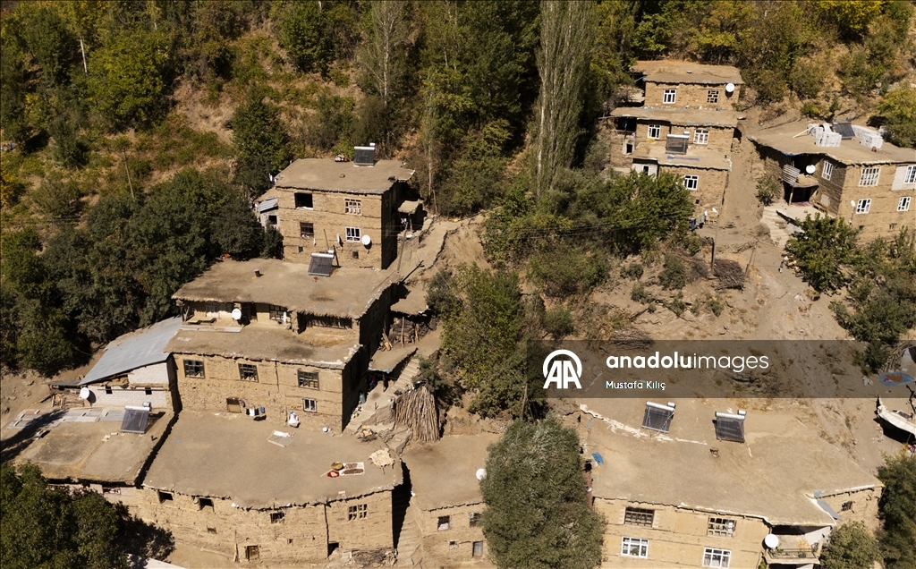 Bitlis’in Hizan ilçesinde yüzyıllara meydan okuyan taş evler