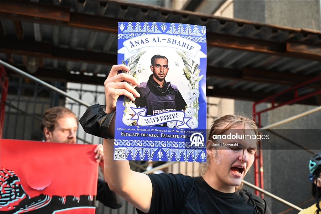 Protesters gather outside the Israeli consulate Chicago