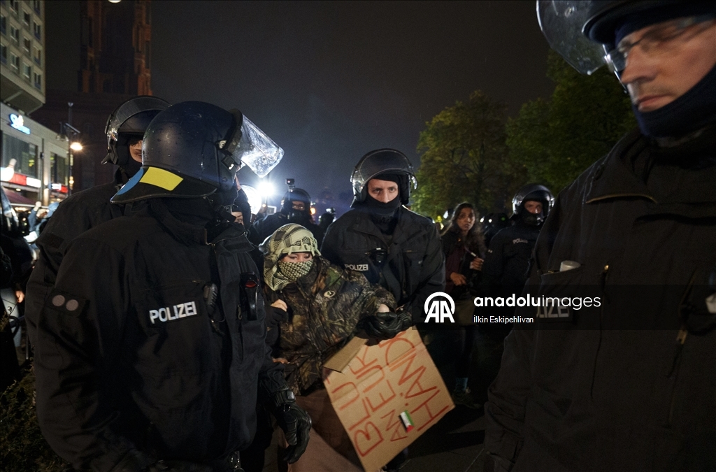 Берлин: полиция жестко разогнала акцию в поддержку Палестины