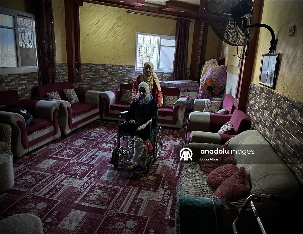 İsrail saldırısında 4 kızını ve bacağını kaybeden Gazzeli anne, çocuklarının mezarını ziyaret edebilmek istiyor
