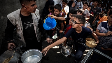 İsrail'in açlığa mahkum ettiği Gazze'de Filistinlilere yemek dağıtıldı